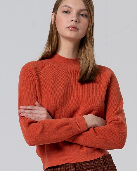 Enger Pullover mit Perkins-Kragen