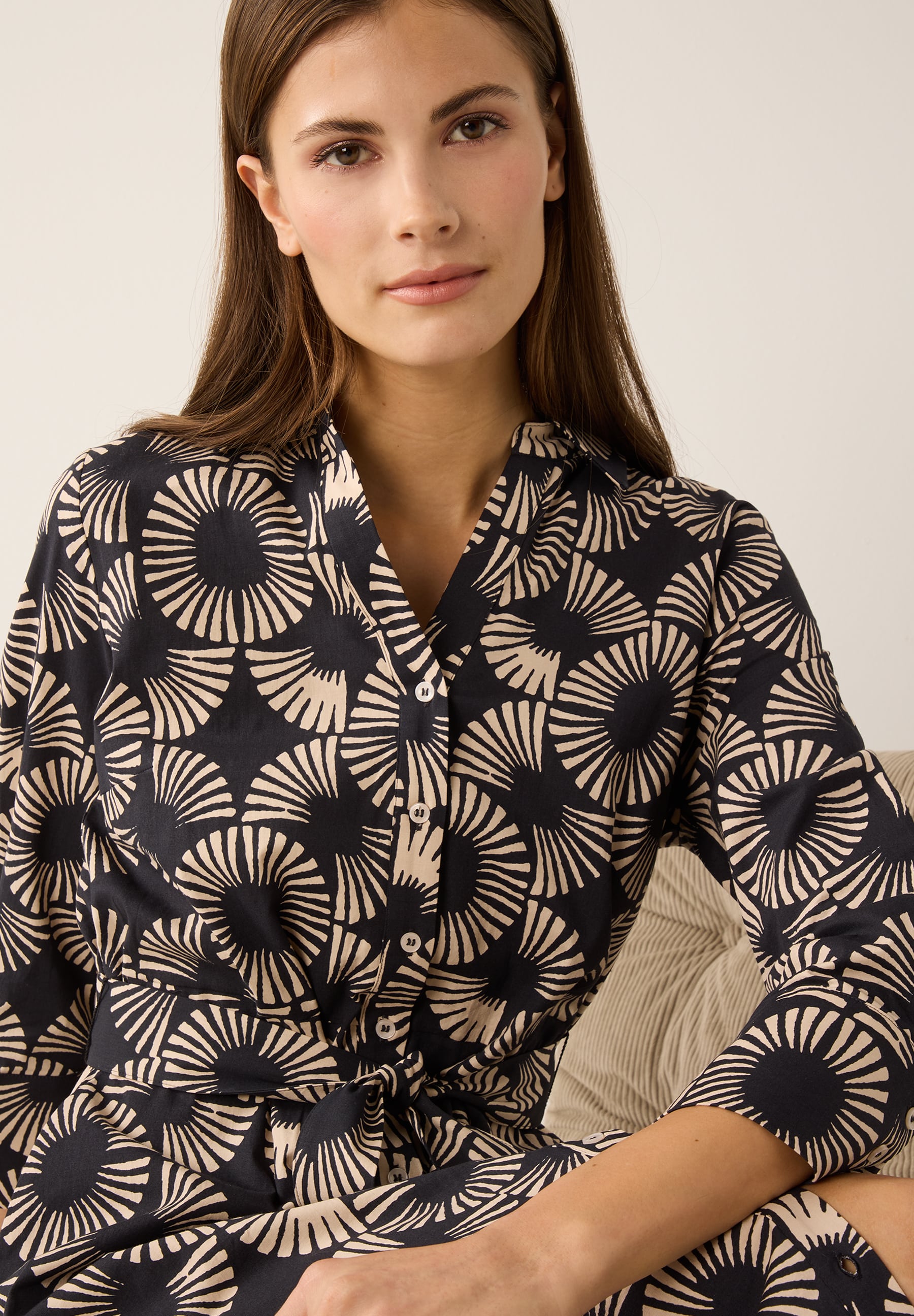  langes Hemdblusenkleid mit Print