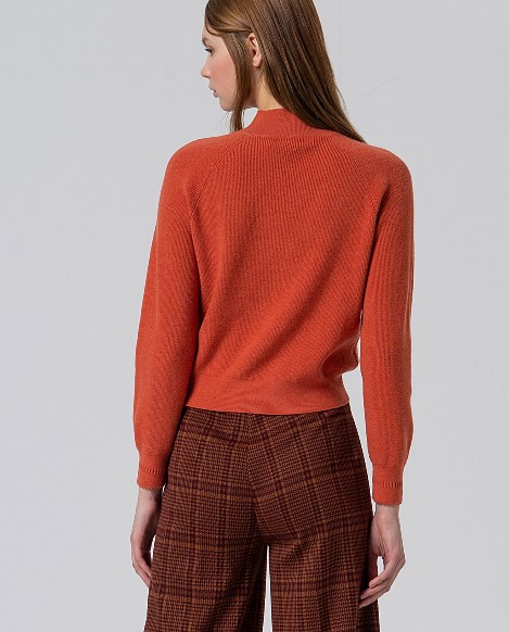 Enger Pullover mit Perkins-Kragen